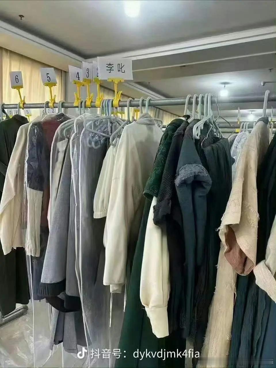 很难想象这个服装是男主的……看到其他人服装的质感都挺不错，就杨洋……