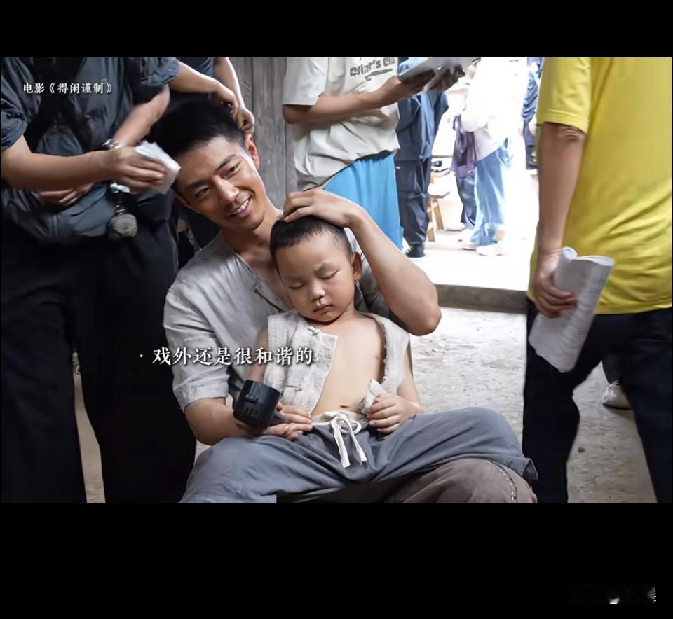 肖战又多了一个互联网儿子哈哈这小孩很眼熟，是个小网红吧，就是从婴儿时期他爸爸