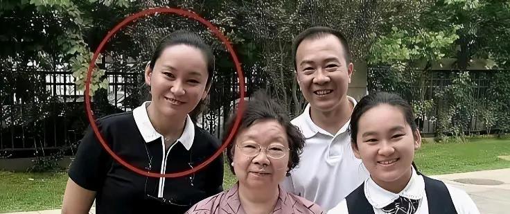 戴志诚晒全家福合影，母亲、女儿、妻子袁茵幸福美满。鞋穿在脚上才知合适不合适，世