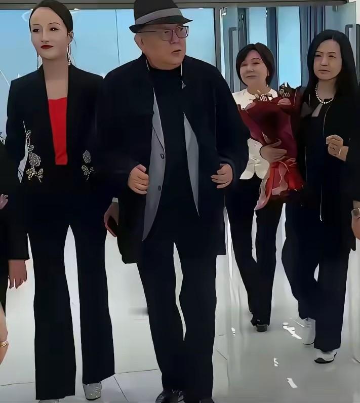 已经78岁的王刚，和第三任妻子郑艳东一同出席活动。王刚毕竟78岁了，他脚步迟