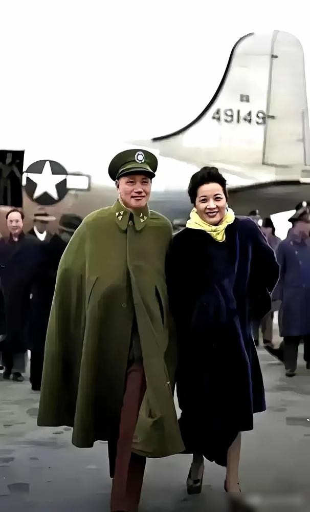 这张照片的背景，好像是一架飞机，飞机上写的阿拉伯数字比较醒目，仔细琢磨琢磨，感觉