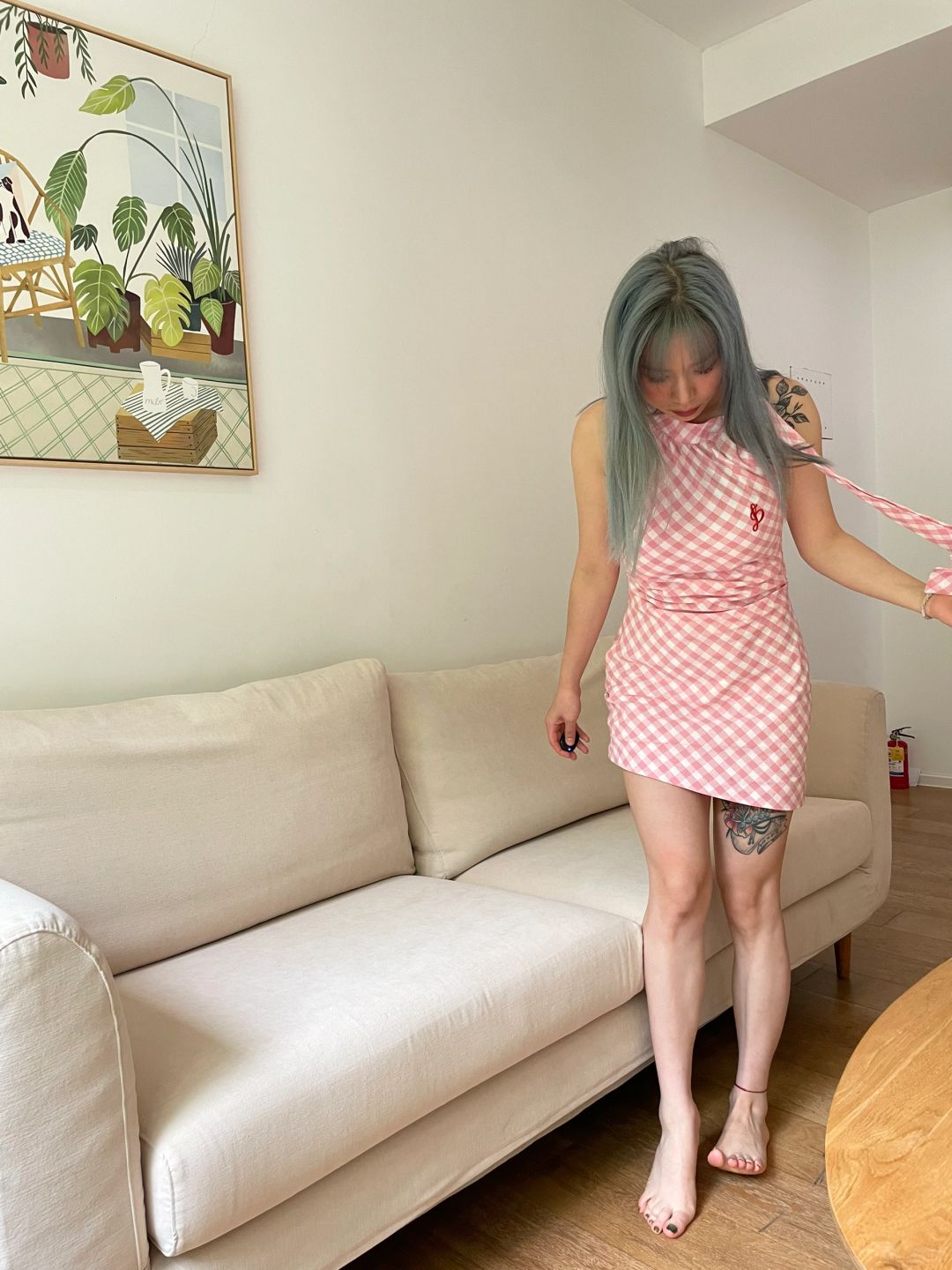 她手里边黑色的是什么东西？