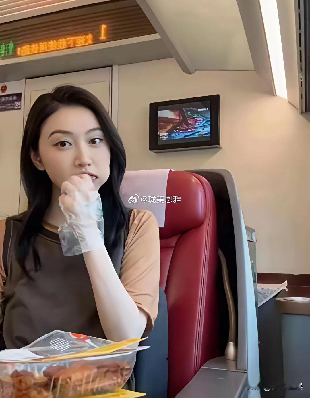 景甜高铁上演现实版吃播！戴着手套啃鸭翅，还喝上可乐抛开明星包袱，大口干饭，也太接