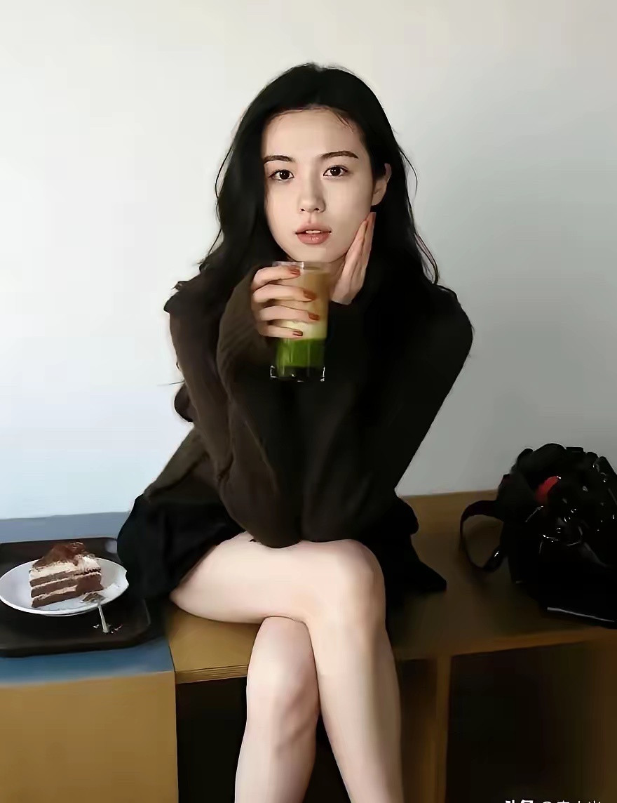 顾丹凝她站在那里，什么都不用做，就已经是一幅画了。顾丹凝的美，是让人想写诗的