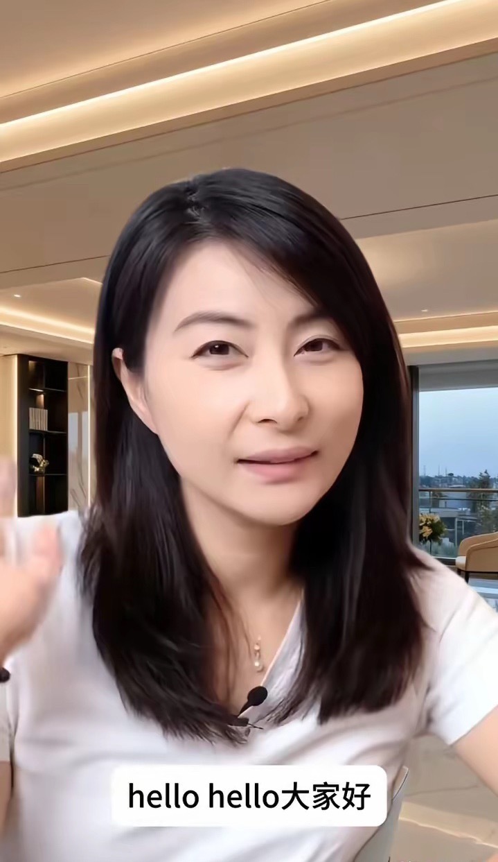 郭晶晶家的房子可真大，真好，真宽敞，郭晶晶在房间打扫卫生，亲力亲为，亲自动手，标