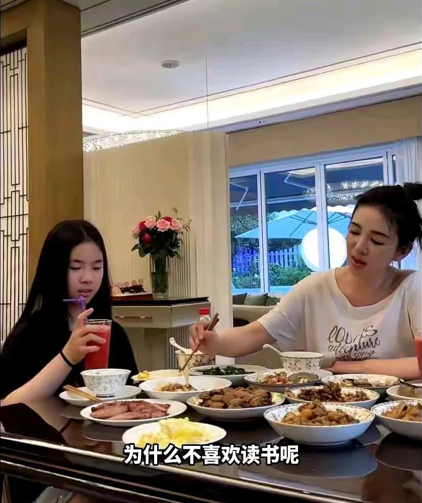明星真的有低谷期吗哪怕说生活普通的黄奕吃个早餐十个菜孩子也吵着不想上学要