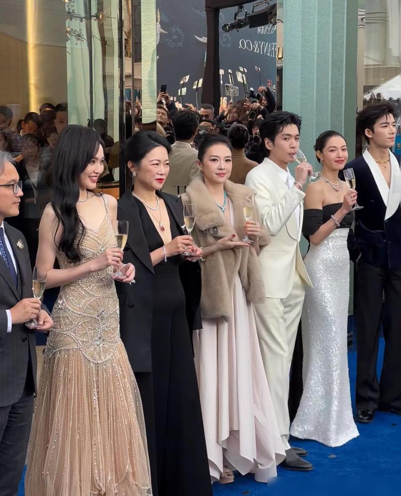 抢C位惯犯钟楚曦，见了章子怡居然连站都不敢往前挪半寸！3月14日三里屯蒂芙尼