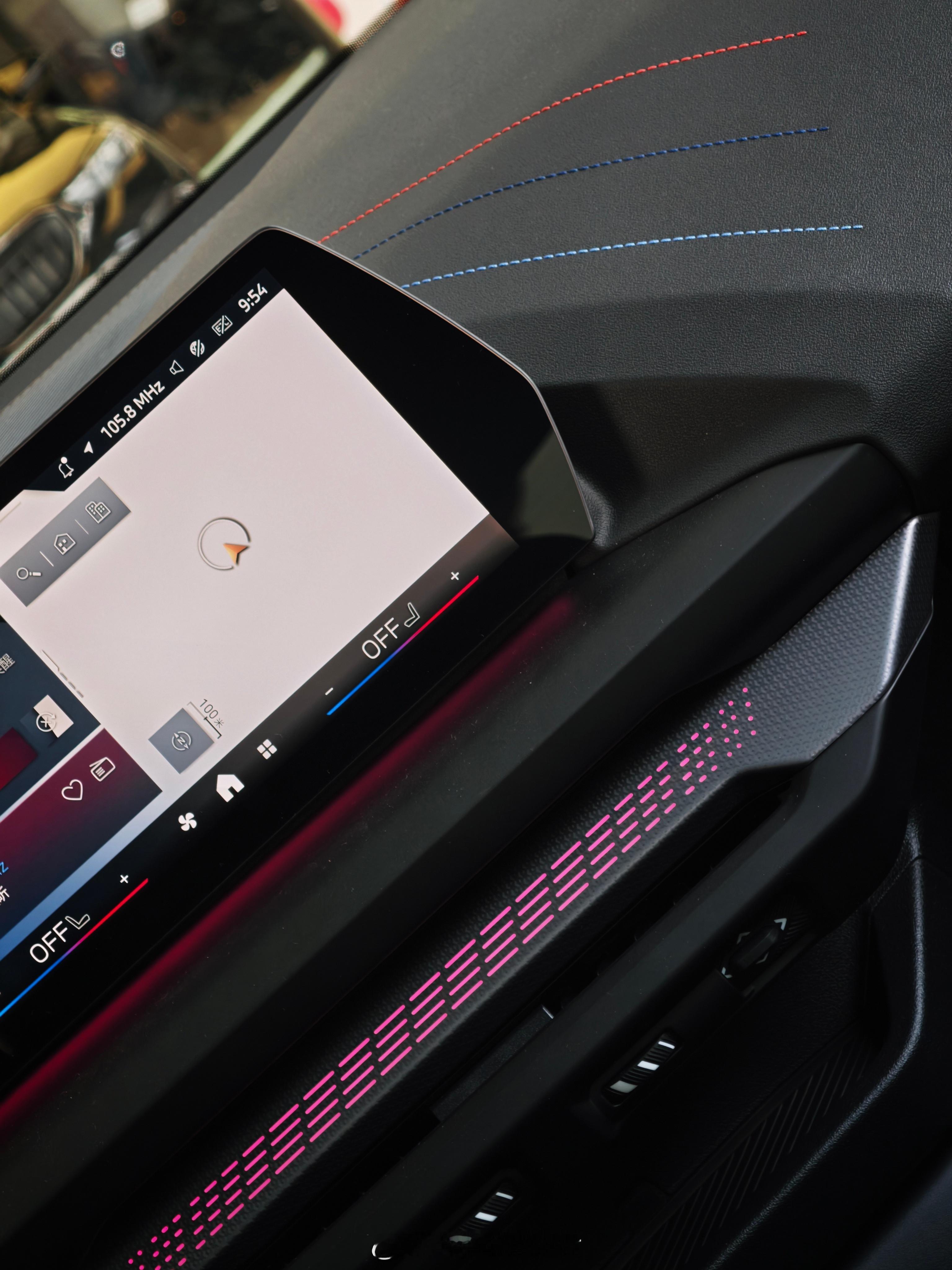 内饰我没太多可说的，和X1系列较为相似，各处的M三色缝线、方向盘回正标、带Alc