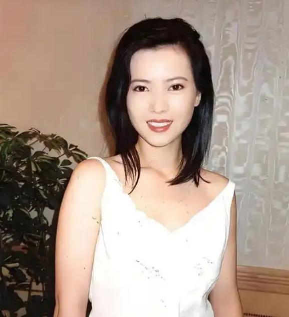 2018年，蓝洁瑛孤独离世。人们整理她的遗物时，发现一张泛黄的餐厅收据，背面写着
