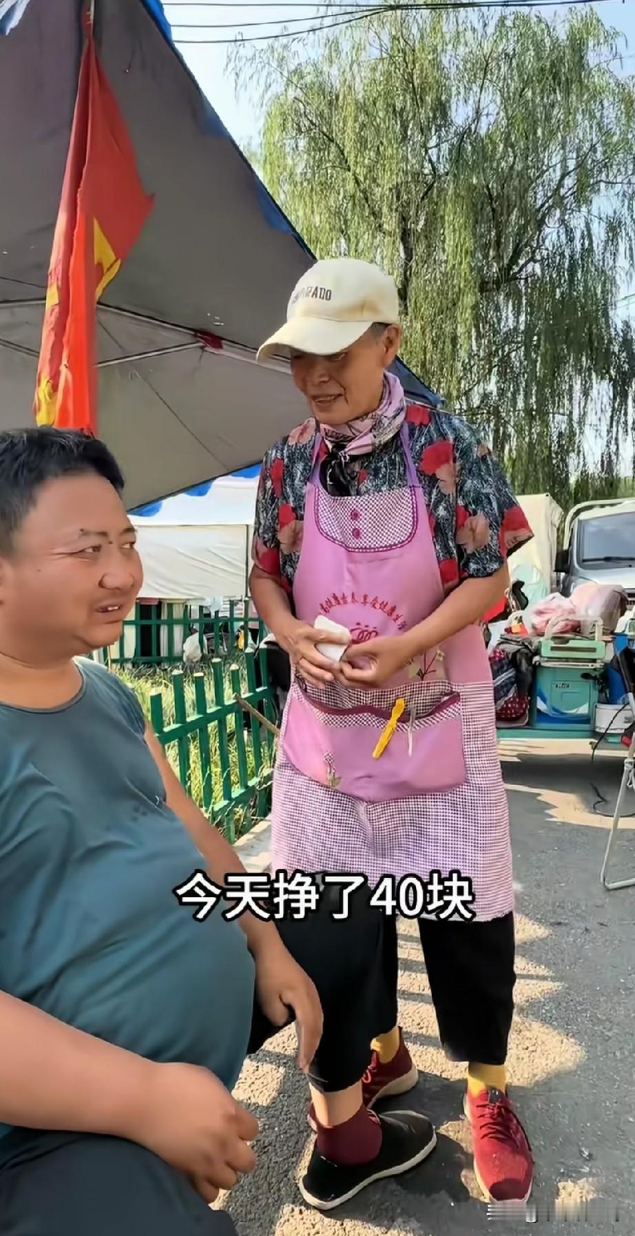 老妈妈独自一人养着自闭症的儿子，儿子已39岁了。七十多岁的妈妈自已带着儿子去摆摊