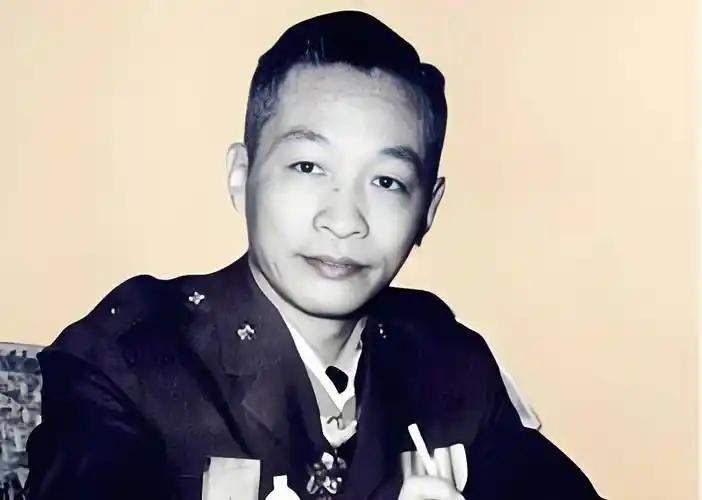 1938年，毛主席的贴身秘书沈之岳给主席递了一支香烟，主席却感觉不对劲，就说：这