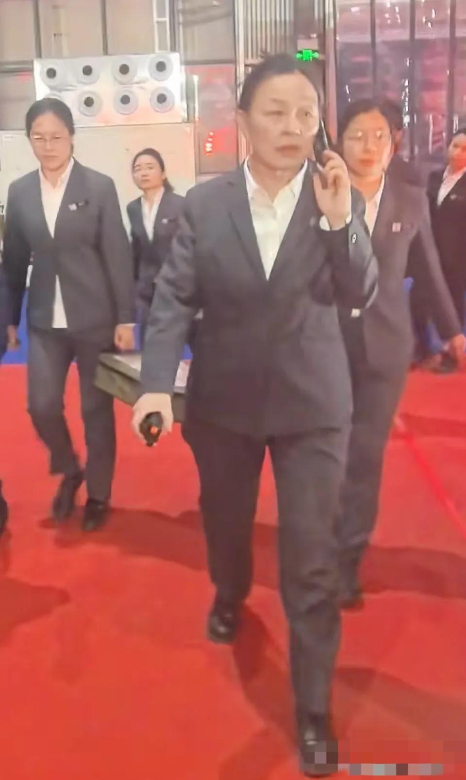 “郭玉梅，加钱”，河南矿山年会，财务郭玉梅火了。看面相，已经有了明显的皱纹，估计