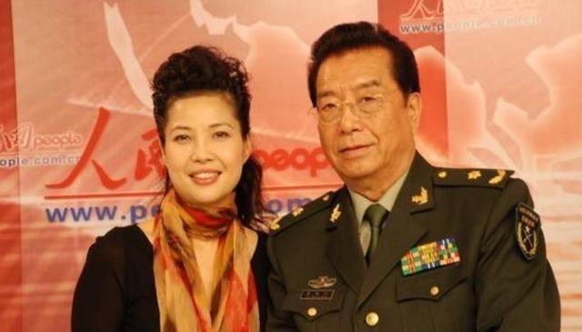 1990年，李双江要娶学生梦鸽。母亲老泪纵横道：“你是不是老糊涂了，她那么年轻，