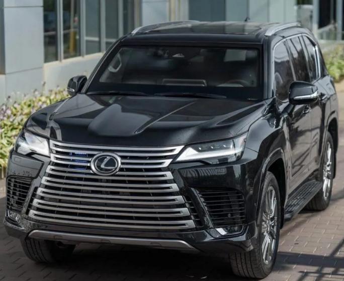 图片中的这款雷克萨斯LX700外表看上去和普通车没什么不同，但实际上它是一款改装