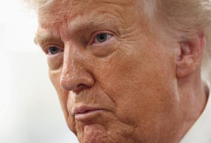 特朗普怒怼媒体、否认加油机被摧毁，战事吃紧下的政治操作