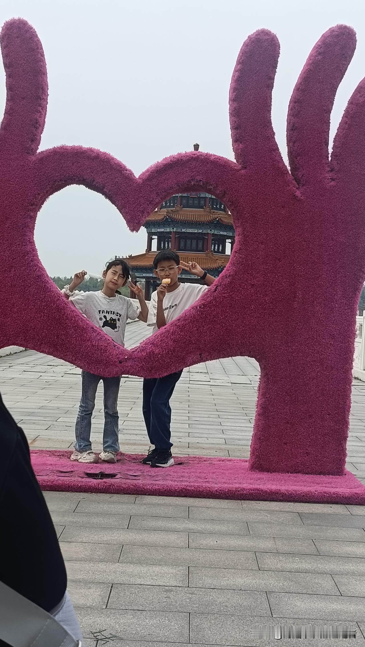 分享一张你家娃的照片这是我家两个宝贝，每天一睁眼就开始找妈！[捂脸哭][捂脸哭][捂