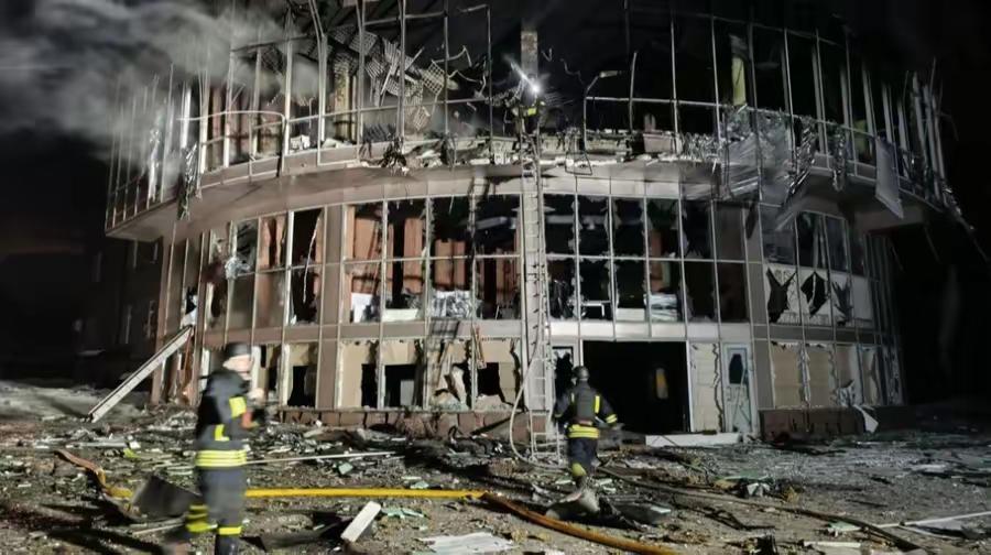 令人震惊，俄罗斯连夜动用无人机群猛烈空袭乌克兰南部城市扎波罗热，此次空袭烈度罕见