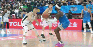 CBA又闹笑话了！北京和辽宁的比赛中，姜宇星保护篮板时，抬胳膊打到了陈盈骏的