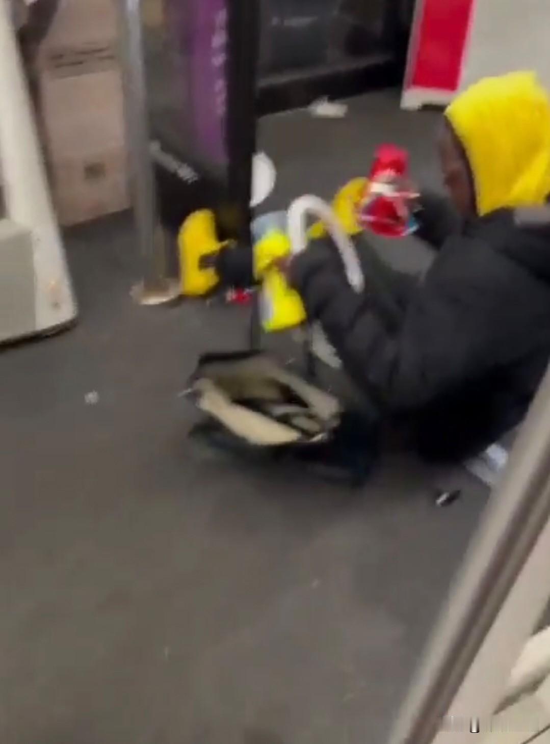 英国商家突然开窍了，找到了对付非洲小偷的办法，就是雇佣欺辱非洲人，痛打那些黑人小
