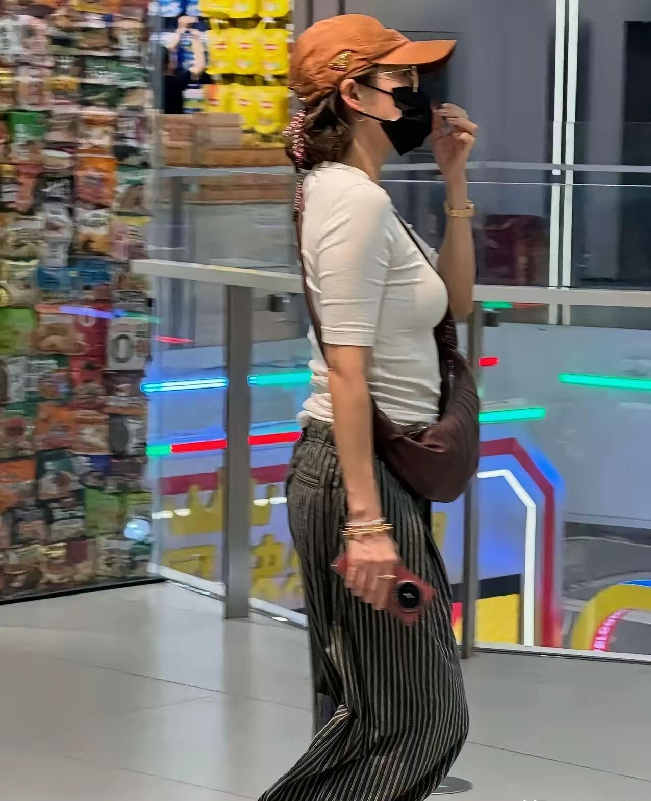 章子怡逛零食店被拍，小肚腩太抢镜！刚在北京看完女儿醒醒的钢琴演奏会，章子怡转