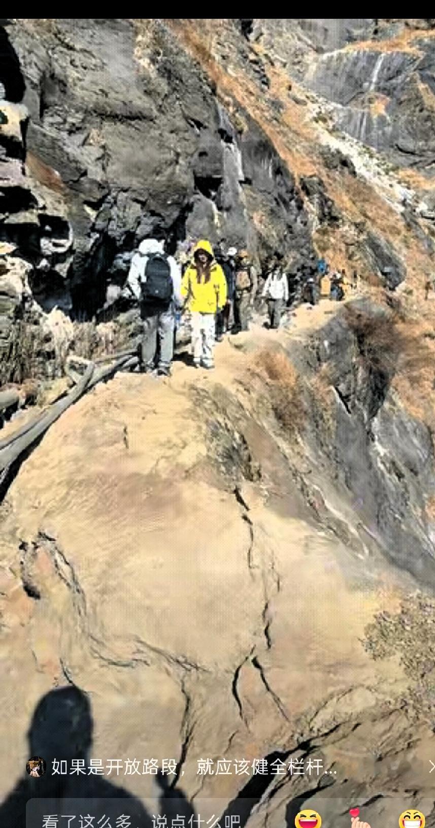 虎跳峡最窄的地方，仅能容纳单人通过，临近悬崖一侧缺少完善的防护设施，路面湿滑，山