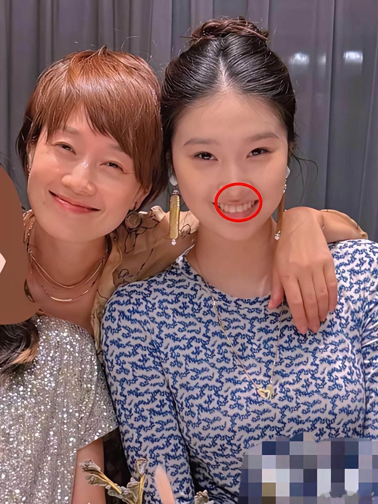 大家发现了吗？马伊琍的女儿文君竹有点不对劲，不是长得成熟，也不是没她妈妈好看，而