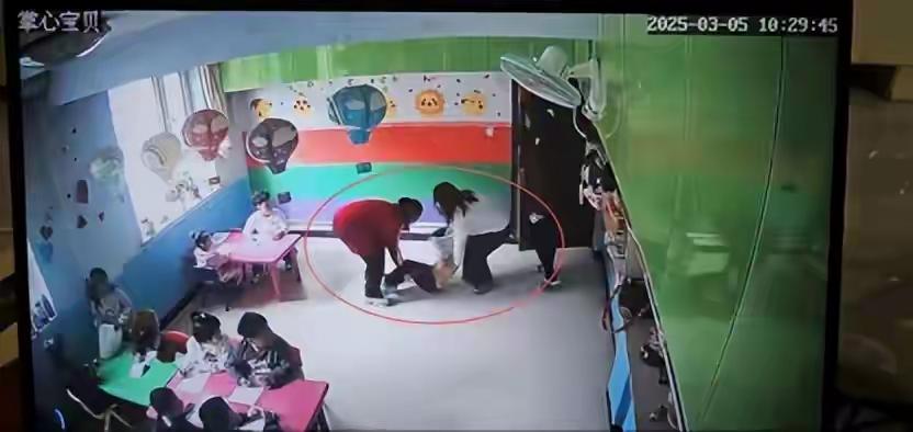 可悲，监控底下虐童，可以查看监控的家长们，居然没人发现？辽宁幼儿园虐童事件令人