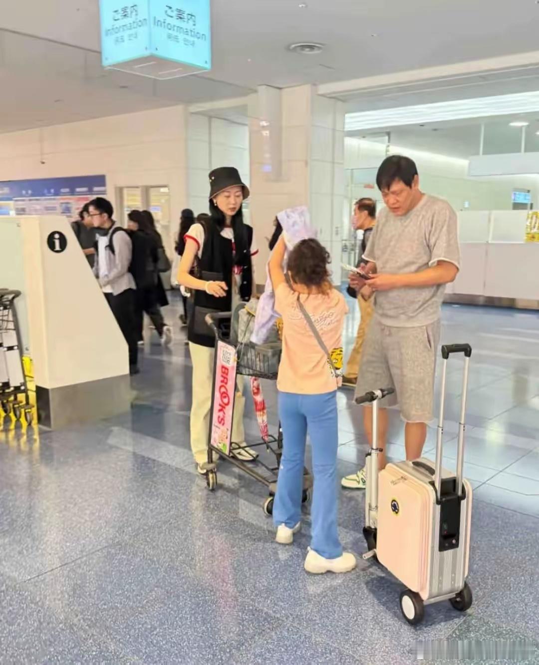 范志毅一家三口上海逛街，三婚老婆大长腿，小女儿正脸像妈很漂亮​​​