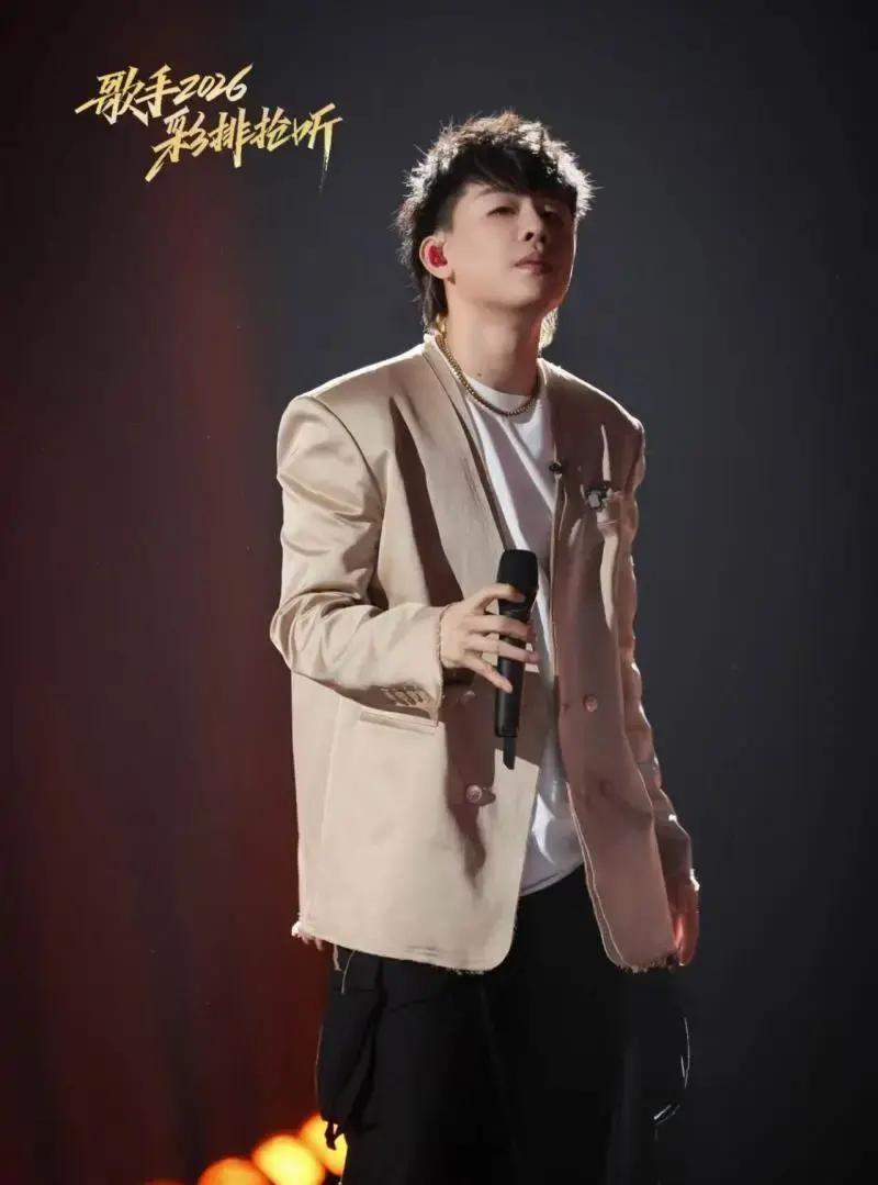 2014年，张碧晨在《中国好声音》拿了冠军。唱了《年轮》，唱了《凉凉》，红到商演