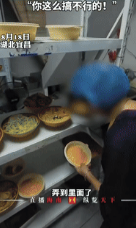 缺德到家了！”湖北一外卖小哥取餐，看到商家把掉在地上的面条，抓起来继续出餐时，连