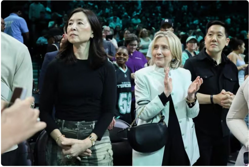 蔡崇信60岁前妻官宣离婚后首露面，同框希拉里看WNBA，百亿女富豪很低调