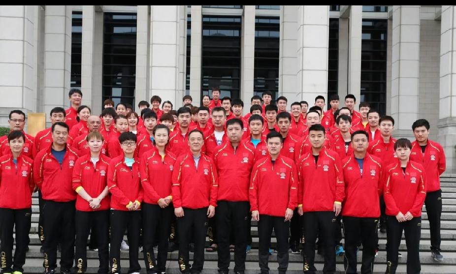 刷到一张2018年国乒参观国家博物馆的珍贵大合照✨我费劲找到了小小的莎莎，