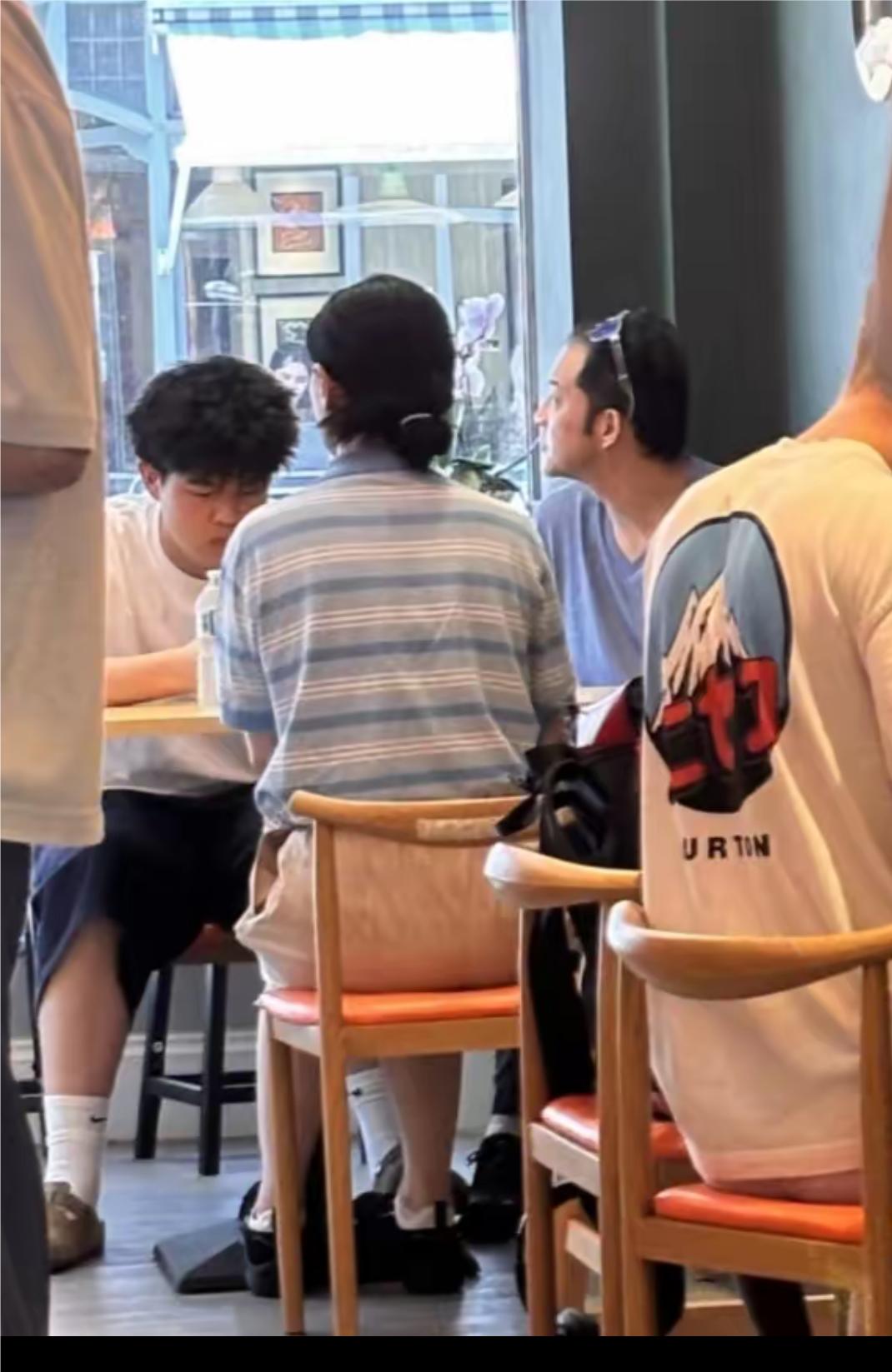 48岁的沙溢和老婆胡可在美国伦敦陪儿子吃饭，被偶遇，沙溢打扮随性，头戴眼镜，头顶