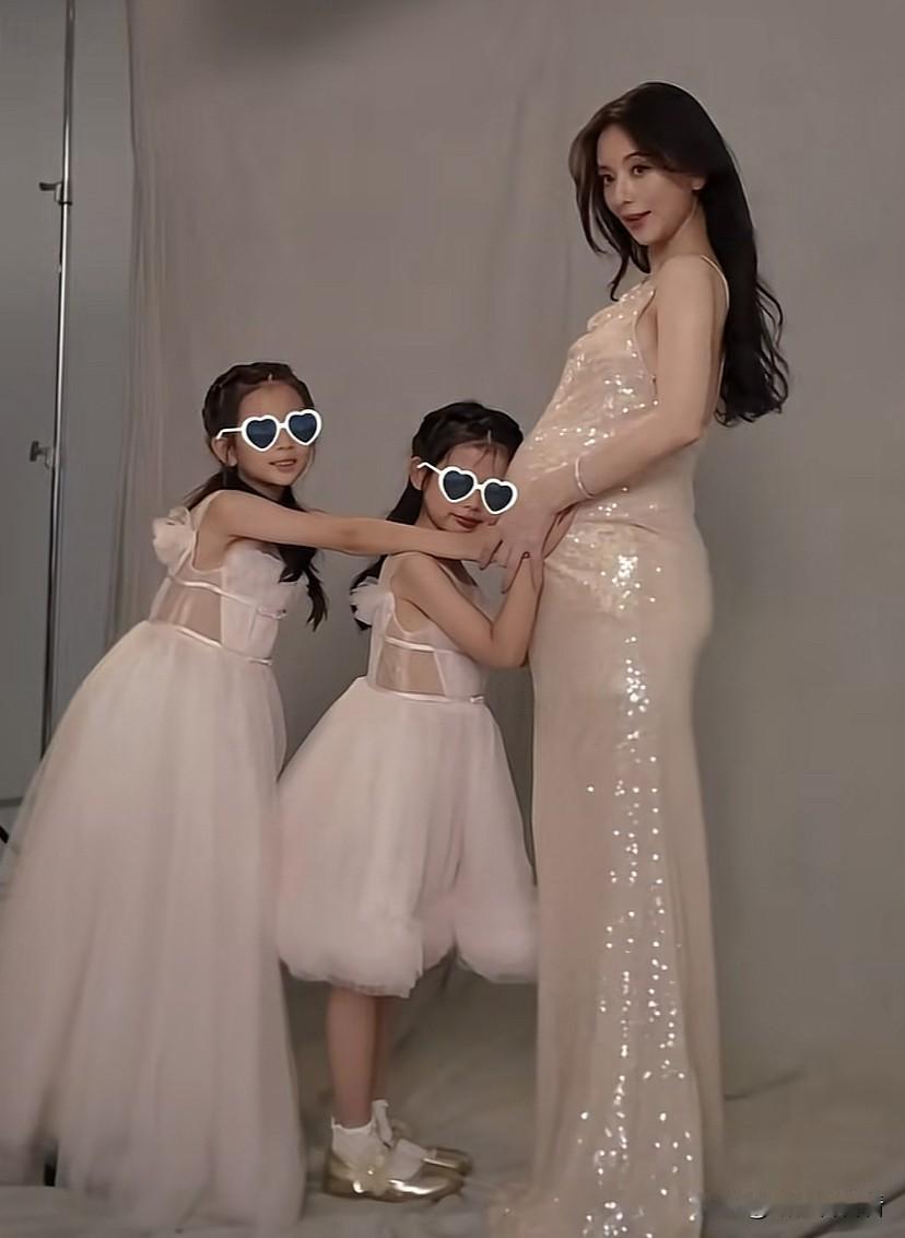 方媛坐月子期间还不忘忙工作做宣传,她在自己的最新视频中晒出了孕期拍的写真照,她说