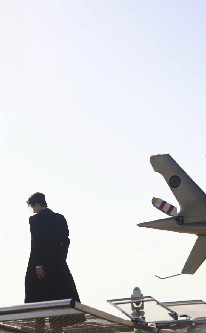 敖瑞鹏搭配直升机这个风衣，这个戒指，这也太帅了！​​​