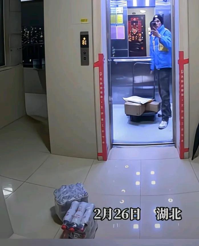 网友过年期间网购饮料，快递员送来直接在电梯里往外扔，网友说，我开门时四目相对，电
