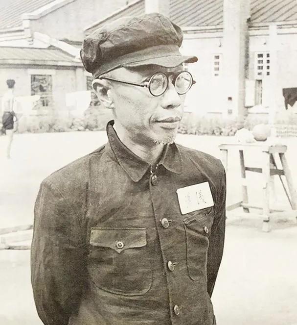1950年，正在接受改造的溥仪听到中国出兵支援朝鲜，突然撕开棉衣，取出一物件说：