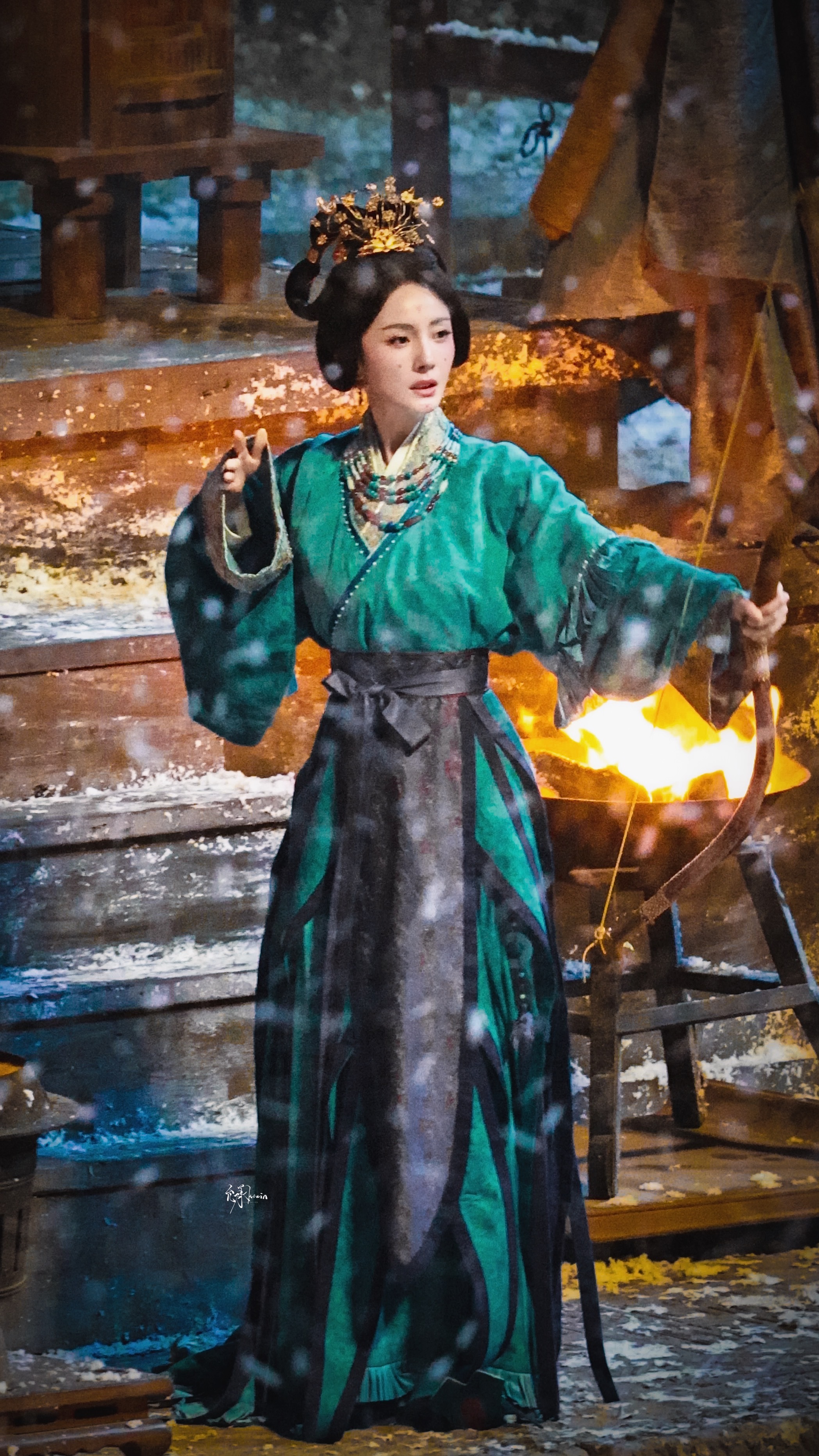 杨幂像从古画里走出来似的杨幂落雪、灯火、青衫，一眼梦回魏晋，真的狠狠期