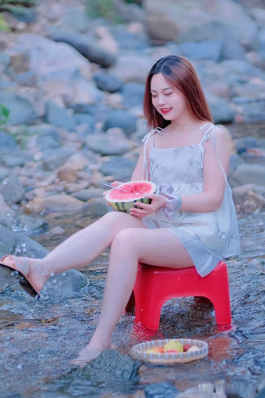 湖畔时尚搭配是否让你心动什么样的女人,最有魅力?人活一辈子，金钱，健康，哪个重