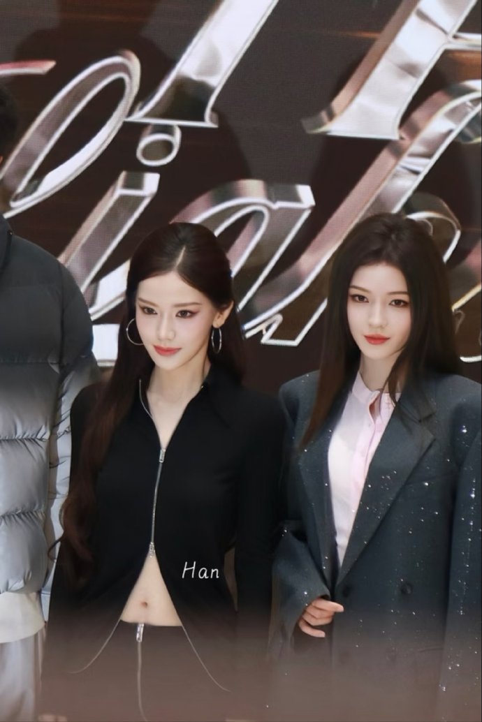 对迅猛龙的美貌有了实感，她跟明星站一起居然丝毫不输，素颜也是如此权威。