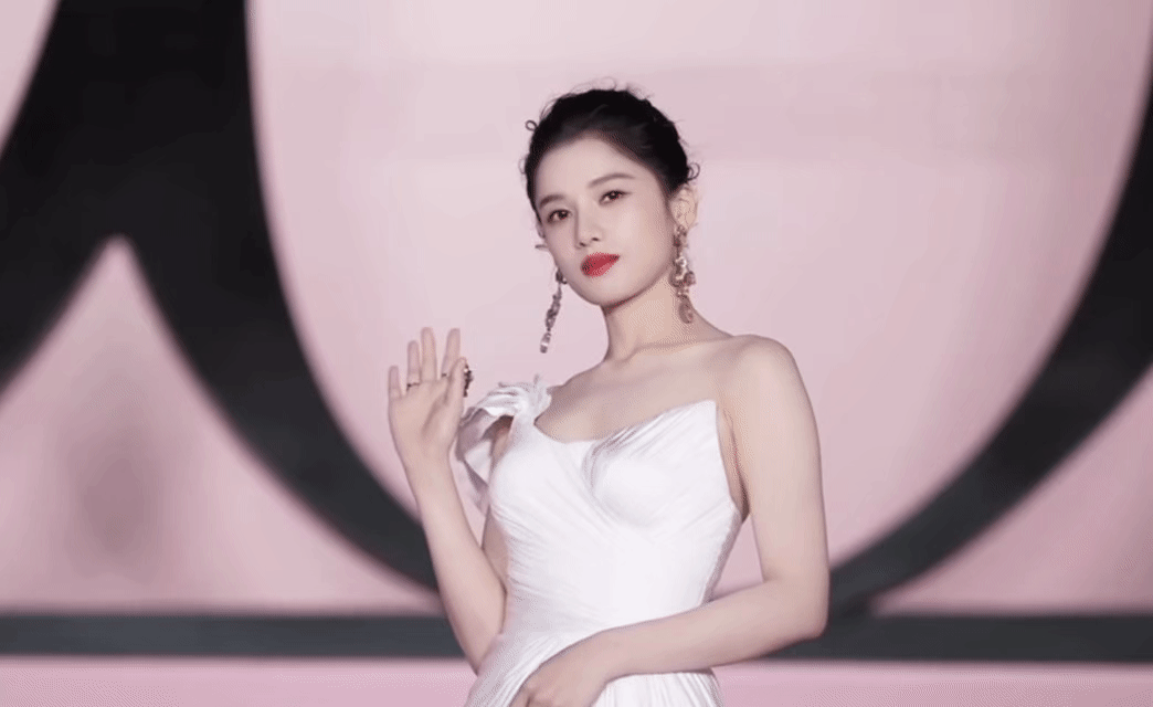 张婧仪真公主是女王姿态了​​​