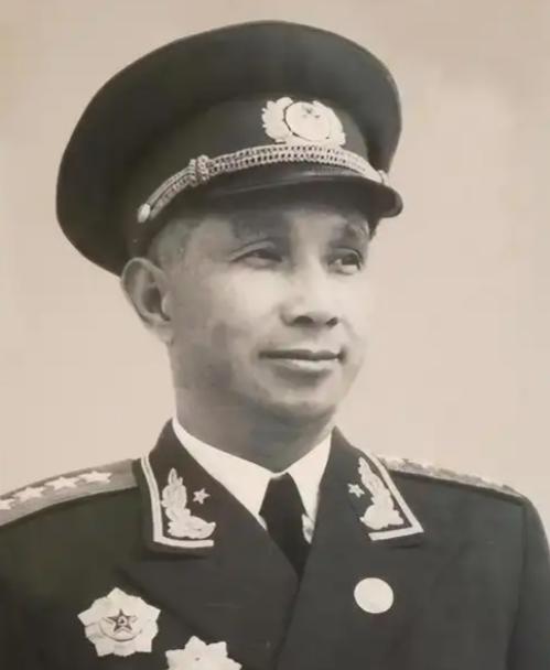粟裕打仗确实是战神，却真的不会做官，从1954年到1958年他当了四年总参谋长，