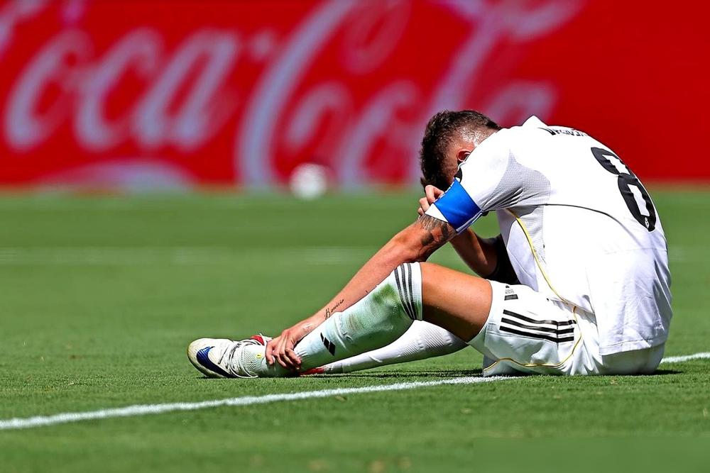 巴尔韦德在皇马踢得太憋屈了。明明是世界级B2B中场，主帅阿隆索非要把他摁在右