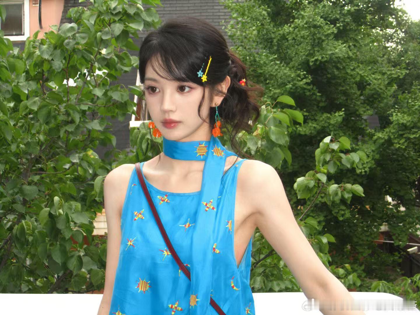田曦薇途上夏蓝色吊带大片田曦薇这组蓝色吊带大片绝绝子啊！蓝色吊带自带夏日清凉感