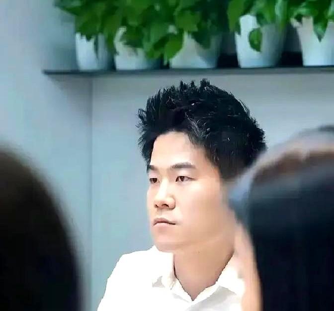 我以前真以为董宇辉就是个文弱书生。直到看见他在内部会上的样子，我才发现自己错