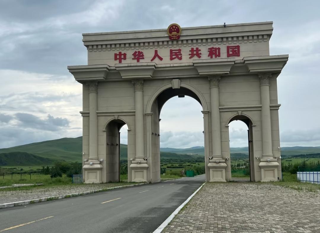 从中蒙边境阿尔山口岸，可以直观感受到两国绿化水平的天壤之别！我们这边郁郁葱葱