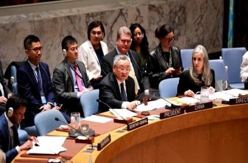5月15日，联合国安理会。中国大使傅聪，话筒打开，目光直接越过全场，锁定以色列代