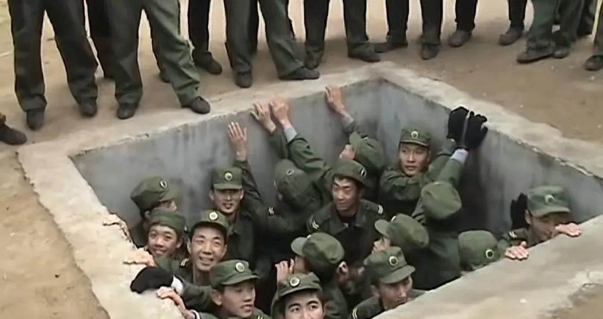 这是解放军400米障碍中的2米深坑，我97年当兵入伍，三个月新兵训练刚开始就训这