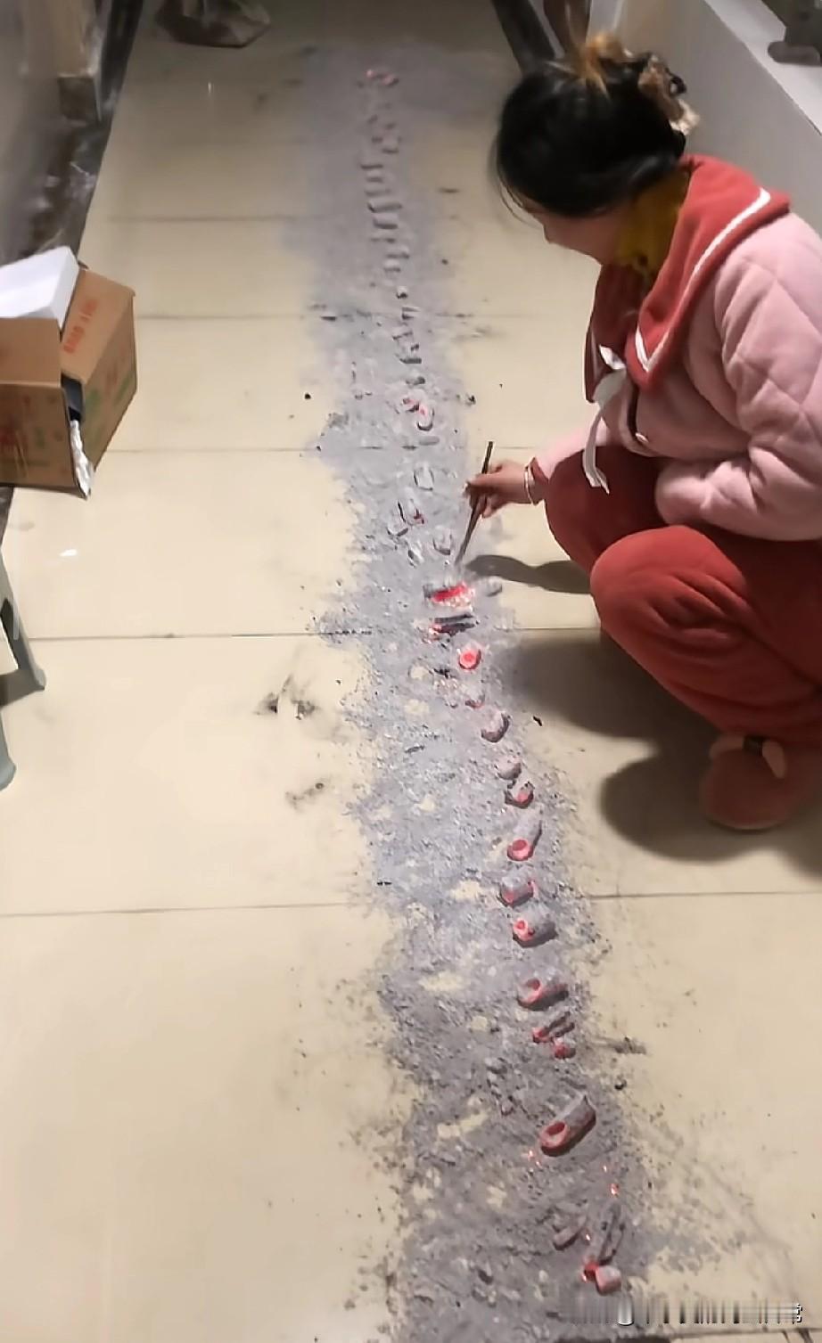 南方人第一次见北方人烤阳台。。。我直接笑到拍大腿！这哪是吃烧烤？明明