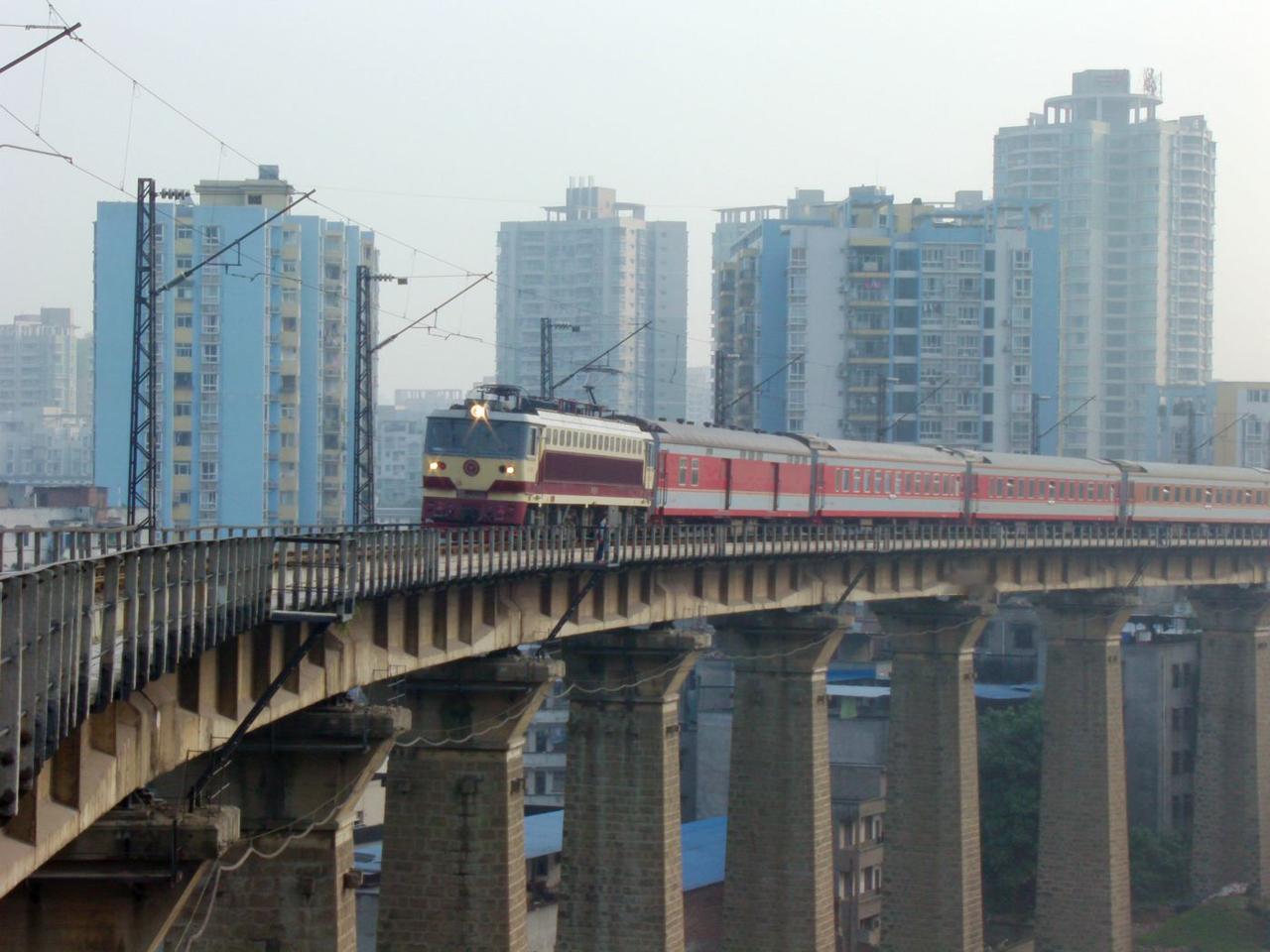 2010年，贵阳开往西安的K1034次列车通过梨树湾大桥，这趟列车运行川黔铁路和